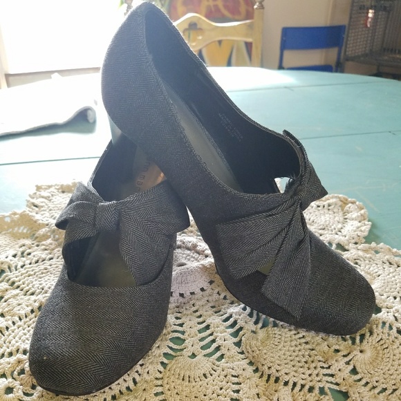 Ann Marino Shoes - Grey Tweed Heels With Bow Accent